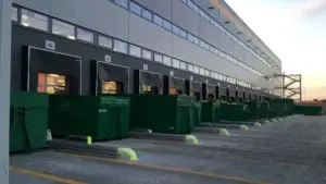smaltimento rifiuti roma - Cassoni scarrabili Ecos Service allineati presso il cantiere Amazon FC01 a Passo Corese - noleggio cassoni scarrabili